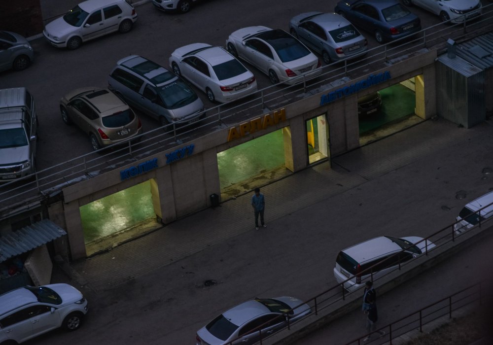В этом ЖК есть подземный паркинг. Как говорит наш собеседник, на ночь за 500 тенге тебе могут предоставить там временное место. "Условие такое: ключи оставляешь им. Твой автомобиль ставят поперек того автомобиля, водитель которого выкупил место. Но этому водителю, например, надо в 8 утра уезжать. Он берет, открывает твою машину, откатывает ее и выезжает", - рассказывает местный житель. Фото Турар Казангапов©