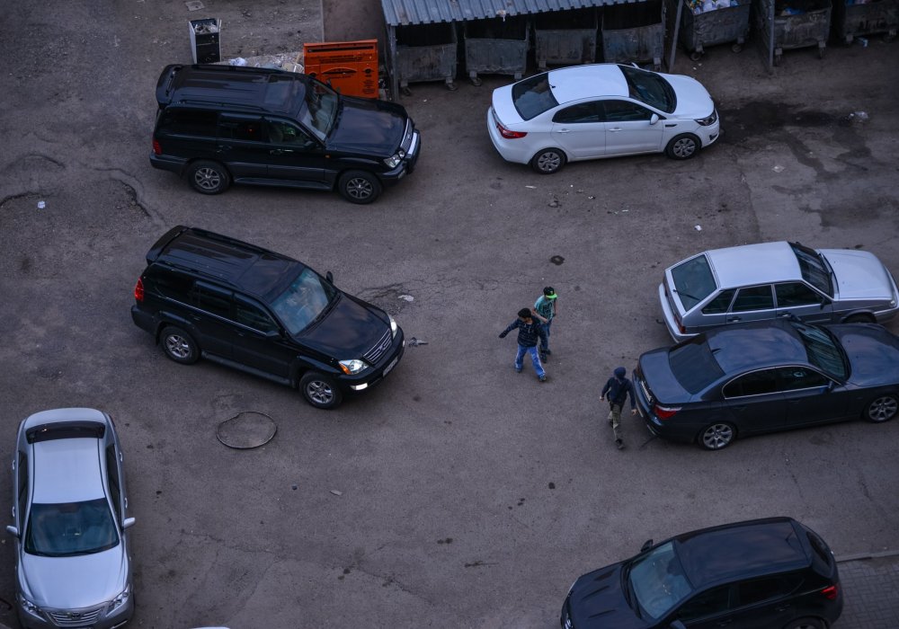 Как такового тротуара на этом участке нет. Дорога и для пешеходов, и для авто общая. Поэтому здесь нужно, что называется, следить за собой и быть осторожным. Фото Турар Казангапов©