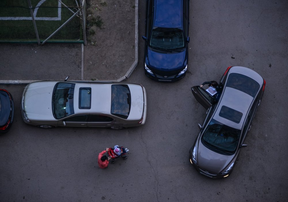"Вот это все же влияет на индекс счастья человека. Судите сами: приезжаете вы домой, хотите припарковаться, пока место найдешь... Или, например, человека во дворе поджали, он выезжает на дорогу уже злой и на дороге там что-то вдруг происходит", - рассуждает он. Фото Турар Казангапов©