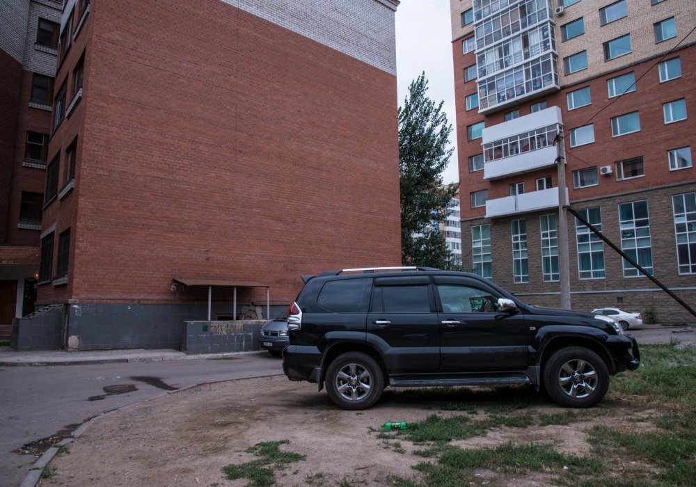 "Честно говоря, ощутив все это, мне охота на "Матиз" пересесть или вообще на мотоцикл. Я вот иногда удивляюсь, как на джипах люди умудряются здесь ездить", - рассуждает житель Астаны.