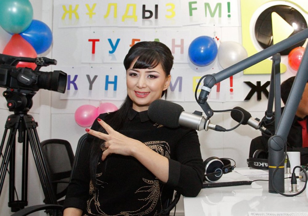 А затем успевает позировать перед объективами фотоаппарата.