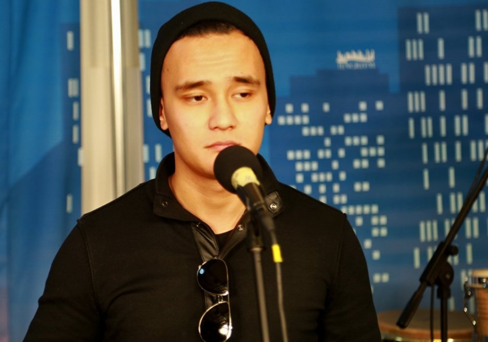 Свои песни для слушателей "Жұлдыз FM" исполнил и Али Окапов.