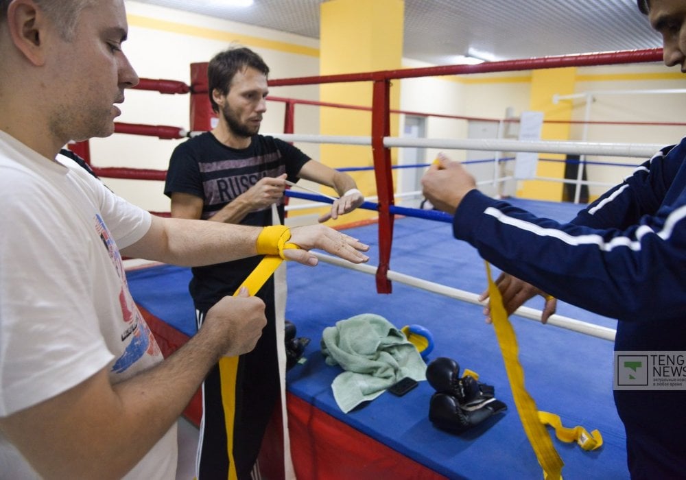 В зале "Астана Арена" продолжаются индивидуальные тренировки. Наше внимание привлекли три друга, все они - выходцы из Турции. 