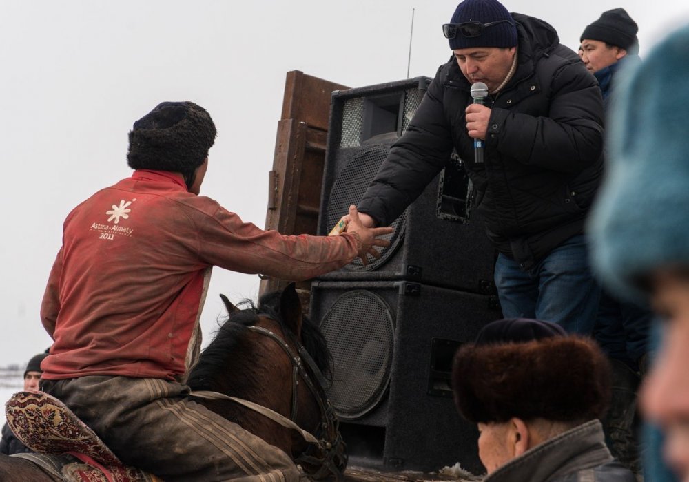 После того как наездник донес тушу до финиша, он получает от судьи "Салым", что означает вознаграждение в денежном виде.