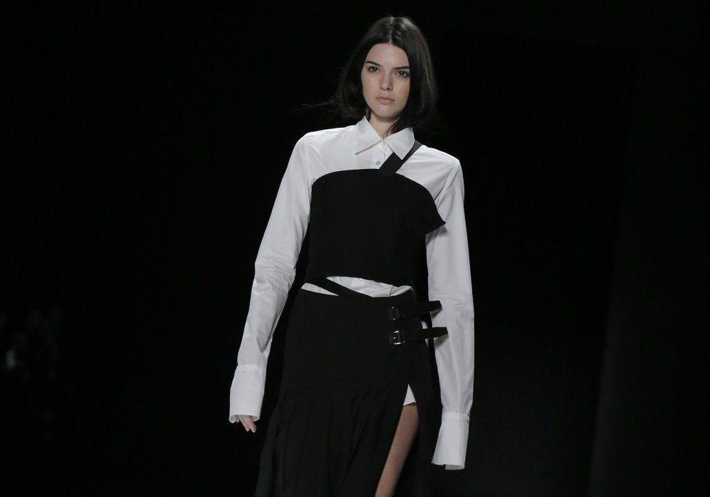 Модель и телеведущая Кендалл Дженнер представляет одежду от Vera Wang. ©REUTERS