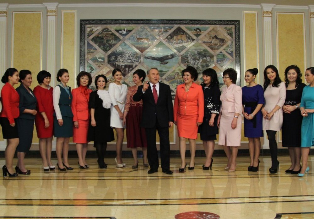 2013 год."Я же давно работаю, когда назначаешь на должность женщину, можно быть спокойным: всегда будет ответственной, не подведет, не сопьется, взятки брать не будет. Сразу видно, что она лучше, чем мужчины. Вот поэтому женщин стараются не пускать на эту работу, сразу будет видно, что они лучшие". Фото Tengrinews.kz 