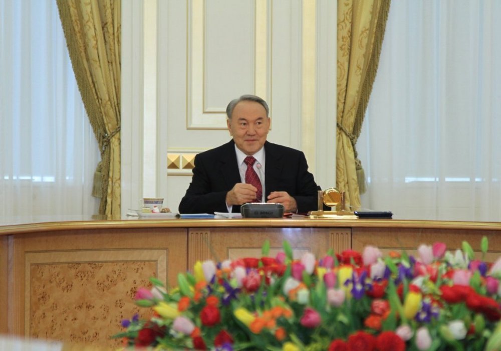 2013 год. Назарбаев олимпийской чемпионке Светлане Подобедовой:
"Я думаю, кто такая… Ну, невозможно. Четвертое "золото" принесла нам, 291 килограмм в сумме. Молодец, все болели за тебя, понимаешь, после такой победы, такая красавица". Фото Tengrinews.kz