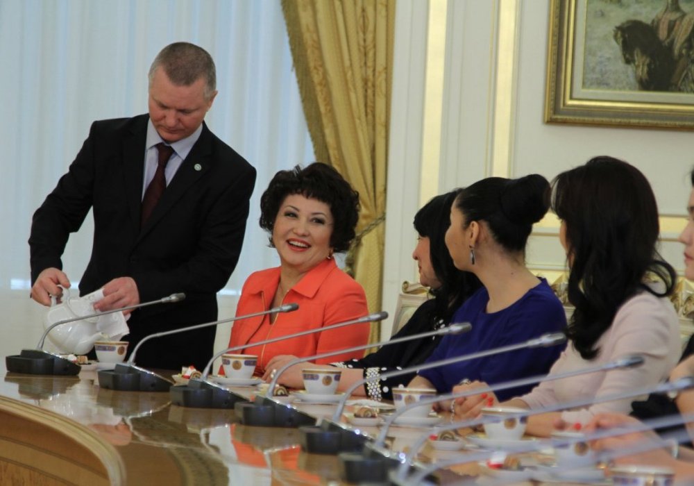 2013 год. "Одному мужчине задали вопрос: какие, по вашему мнению, женщины более умные - брюнетки или блондинки? Он не задумываясь ответил: седые женщины. Поэтому характер женщины, пока они дойдут до седины, мы должны терпеть. Я считаю, что каждая женщина обладает только присущим ей одной умом, своей особой красотой - вот за что мы, мужчины, ценим ее такую особенность, ее собственную идентичность". Фото Tengrinews.kz 