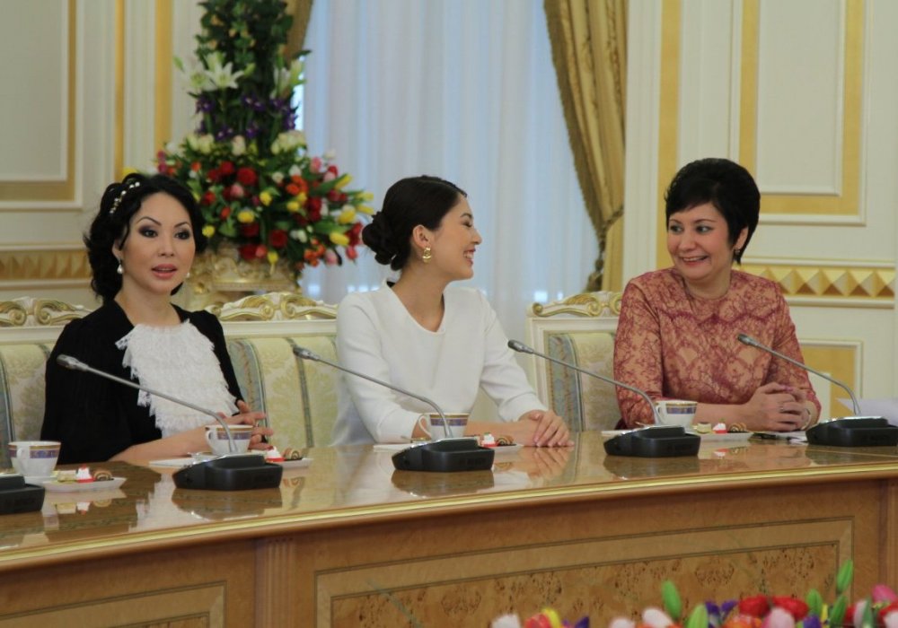 2013 год. "Говорят, что первый подарок матери - это жизнь. Второй - любовь. Третий - воспитание. Многие иногда подменяют воспитание образованием. Можно выучить детей, чтобы каждый получил диплом. Это тоже хорошо. Ну, получил профессию, диплом, а что дальше? То есть главное - воспитывать достойных граждан. Не просто дипломированных. Нам нужны мыслящие, ответственные граждане, патриоты нашей страны. Все это делается только воспитанием". Фото Tengrinews.kz. 