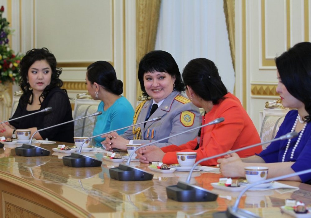 2013 год. "Считаю, что искусству воспитания тоже надо учить. Мы говорим, что материнство - это сложная профессия. Но почему-то никто никого материнству не учит. Наверное, мы уже поправили экономику и должны этим заниматься. Вообще-то вопрос семейной жизни для молодых девушек, молодых людей, начало этой жизни - это очень непростое время". Фото Tengrinews.kz.