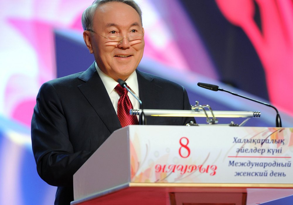 2015 год. "В современном мире  стремительно растет разрыв между ролями, которые играют женщины в обществе. На одном полюсе - страны, где они наглухо заперты в рамках семьи. На другом полюсе - государства, в которых женщины, напротив, все быстрее отдаляются от семьи, теряя интерес к детям, к продолжению рода. Положение нашей страны между двумя этими полюсами - настоящая "золотая середина". Наши женщины блистательно реализуют себя в работе, творчестве, спорте, науке. И в то же время они остаются хранительницами домашнего очага". Фото пресс-службы Акорды.