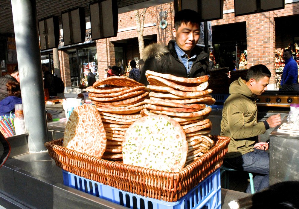 Уличная еда здесь популярна как в любой другой стране Юго-Восточной Азии. С утра жителям и туристам предлагают горячие лепешки с начинкой из сыра, зелени и яиц. Роза Есенкулова ©