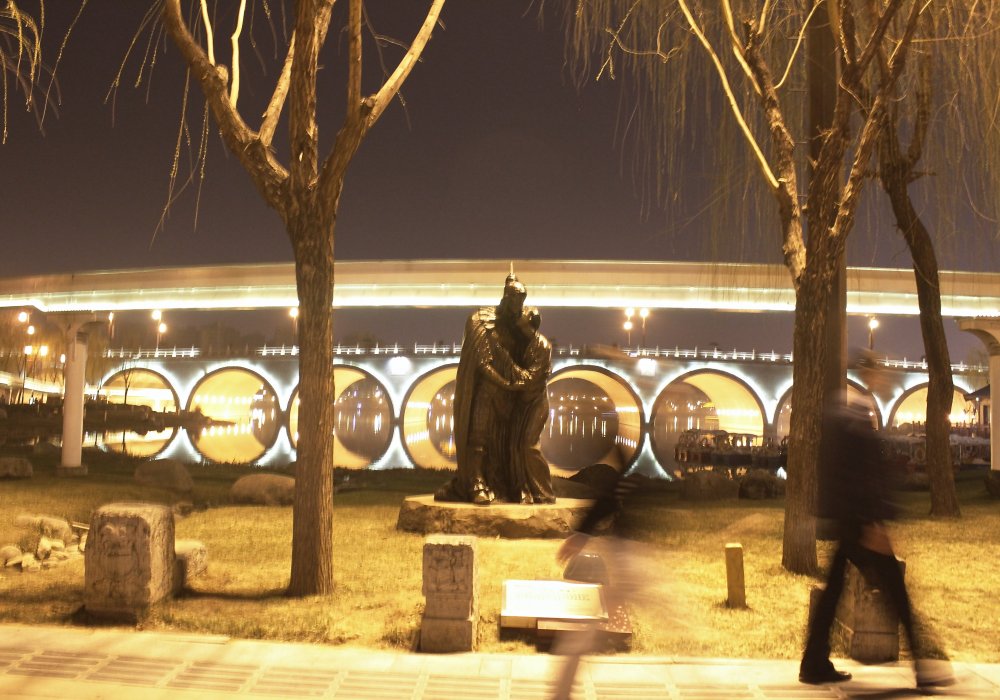 Еще одно важное место в Сиане, где стоит побывать. Статуя любви или Южное озеро в 10 минутах езды от центра города. По легенде, девушка ждала своего мужа много лет, а он вернулся генералом. Место повествует о преданности и верности женщины. Роза Есенкулова ©