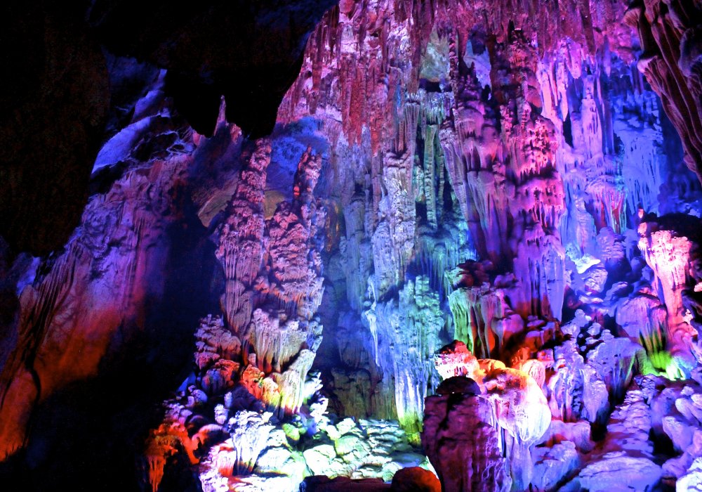 В Гуйлине также есть пещера тростниковой флейты, возникшая в результате движения земной коры. Пещера огромная, и обойти ее можно за 40 минут. Каждая ее часть освещена таким образом, что создает реальную неповторимую атмосферу. Фото Роза Есенкулова ©