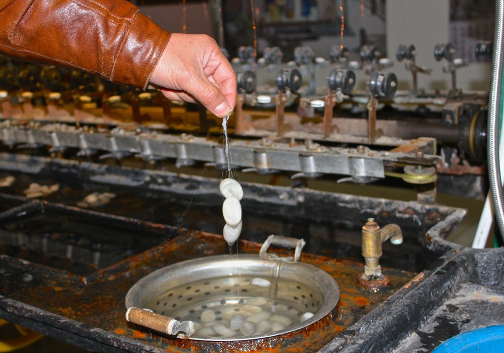 Как известно, Китай славится своим шелководством. При Династии Тан его отправляли караваном по Великому Шелковому пути в другие страны. Сейчас существуют современные фабрики, где из шелка изготавливают невероятно красивые вещи, постельное белье, покрывала и нижнее белье. Роза Есенкулова ©