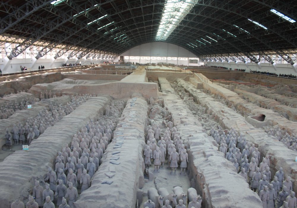 Вход в музей стоит 150 юаней, что в районе 7500 тенге. Статуи на самом деле были цветными, это доказывают фотографии, сделанные сразу после раскопок. Однако из-за соприкосновения с кислородом все они приняли странный серый оттенок. Из-за этого власти пока не решаются на раскопки других захоронений в этих огромных павильонах. Роза Есенкулова ©