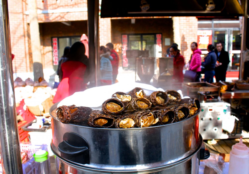 В кварталах продают жареные устрицы в чесночном соусе, креветки на пару, домашняя пицца, димсам и разные сладости. Фото Роза Есенкулова ©