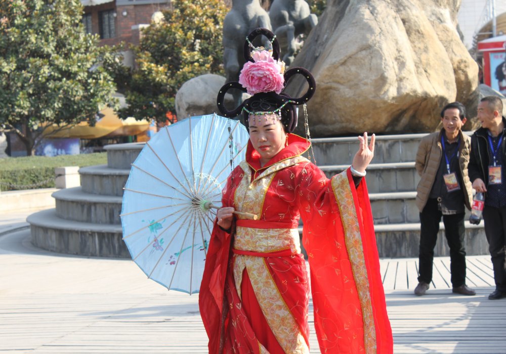 Традиционное китайское одеяние. На улицах Сианя есть фотолавки, где можно переодеться в такую китаянку и сделать себе фото на память. Роза Есенкулова ©