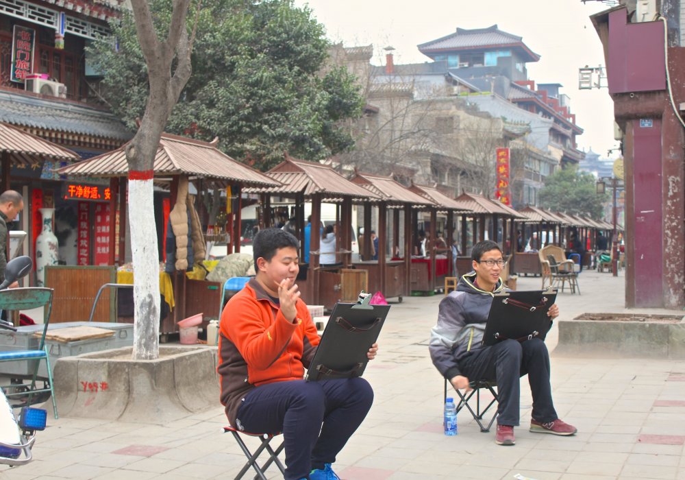 Художники с самого раннего утра выходят на так называемый "Арбат" и рисуют местные пейзажи, портреты красивых девушек. Роза Есенкулова ©