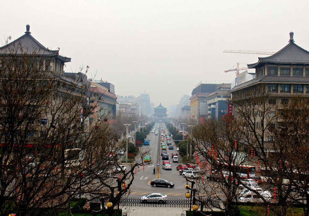 Сиань сегодня. Город условно разделен на старый исторический центр и новый центр. По решению властей, сносить исторические здания и строить там новые дома запрещено. Роза Есенкулова ©