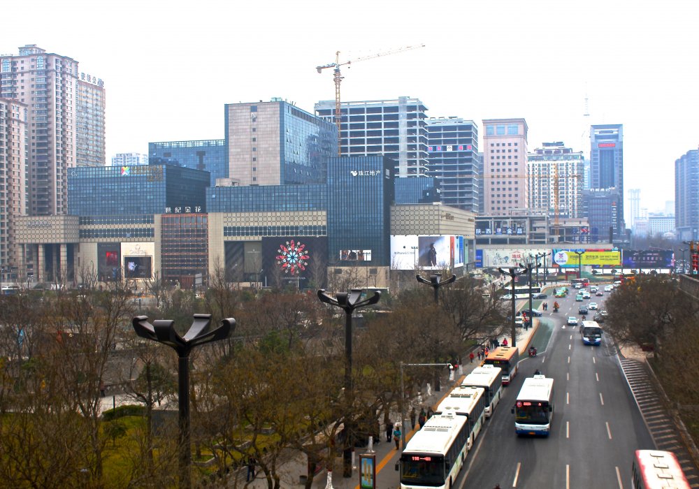 Типичный проспект любого мегаполиса. Автобусные полосы, высотные здания, высокие фонари. В этом районе имеется большой шопинг-стрит, где можно купить не только вещи класса масс-маркет, но и от Dior, Chanel, Furla. Роза Есенкулова ©