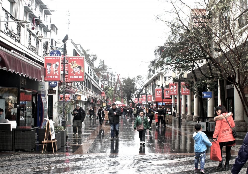 Пешеходные улицы есть и в Гуйлине, она напоминает собой крестик, а посередине стоит синяя часовня как ориентир. Здесь можно пошопиться, вкусно и дешево поесть. Фото Роза Есенкулова ©