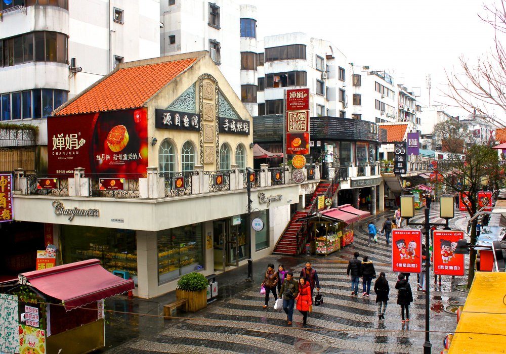 Гуйлинь расположен в южной части Китая. Если в Сиане воздух сухой, то здесь он немного влажный. Гуйлинь окружен сказочными горами. Фото Роза Есенкулова ©