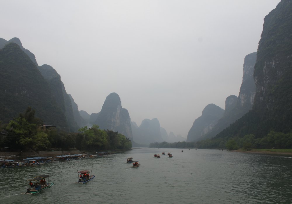 По пути, который длится 4 часа, можно встретить завораживающие пейзажи. Кстати, один из них изображен на купюре, достоинством 20 юаней. Фото Роза Есенкулова ©