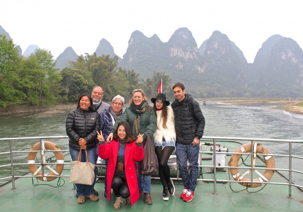 Туристы на пароме. Фото Роза Есенкулова ©