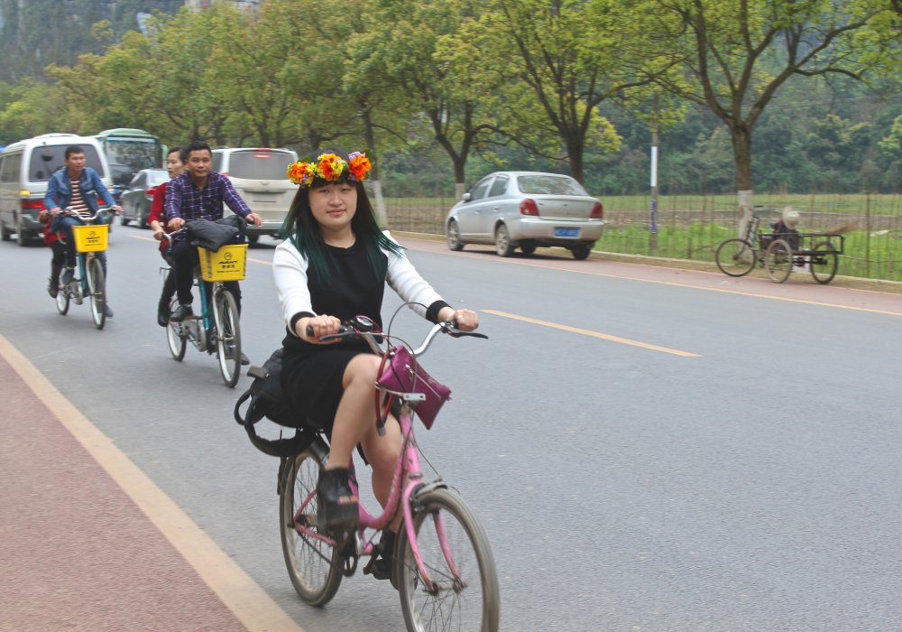 В Яншо менее загруженные улицы, поэтому смело берите в аренду велосипед или скутер. Прокатитесь до Лунного холма... Фото Роза Есенкулова ©