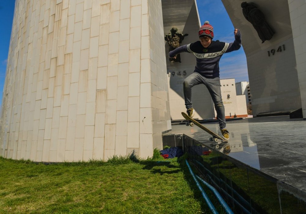 Здесь очень много молодежи.