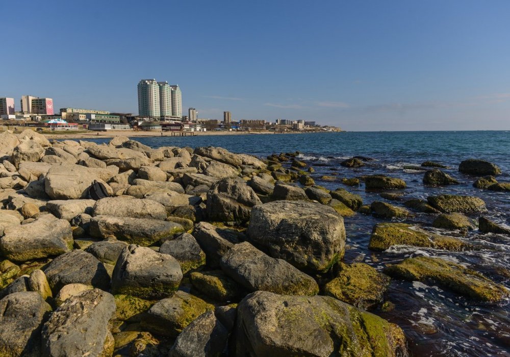 Ведь в эту пору купание в Каспии своего рода экстрим.