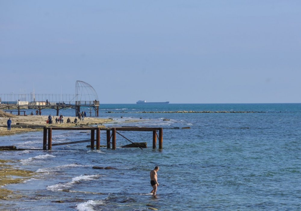 Находятся и те, кто решается искупаться.