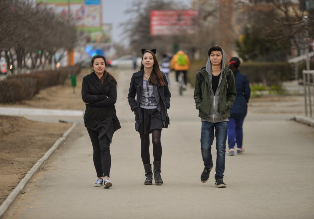 Счастливой молодежи.