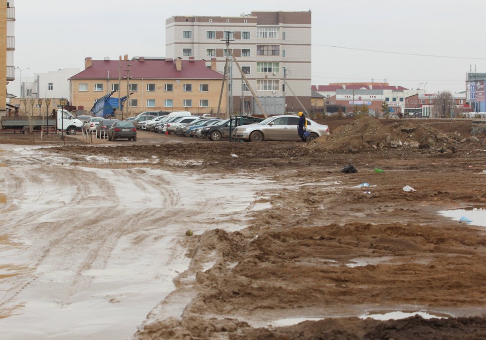 Проходят годы, но каждую весну грязь остается неотъемлемым местным атрибутом.