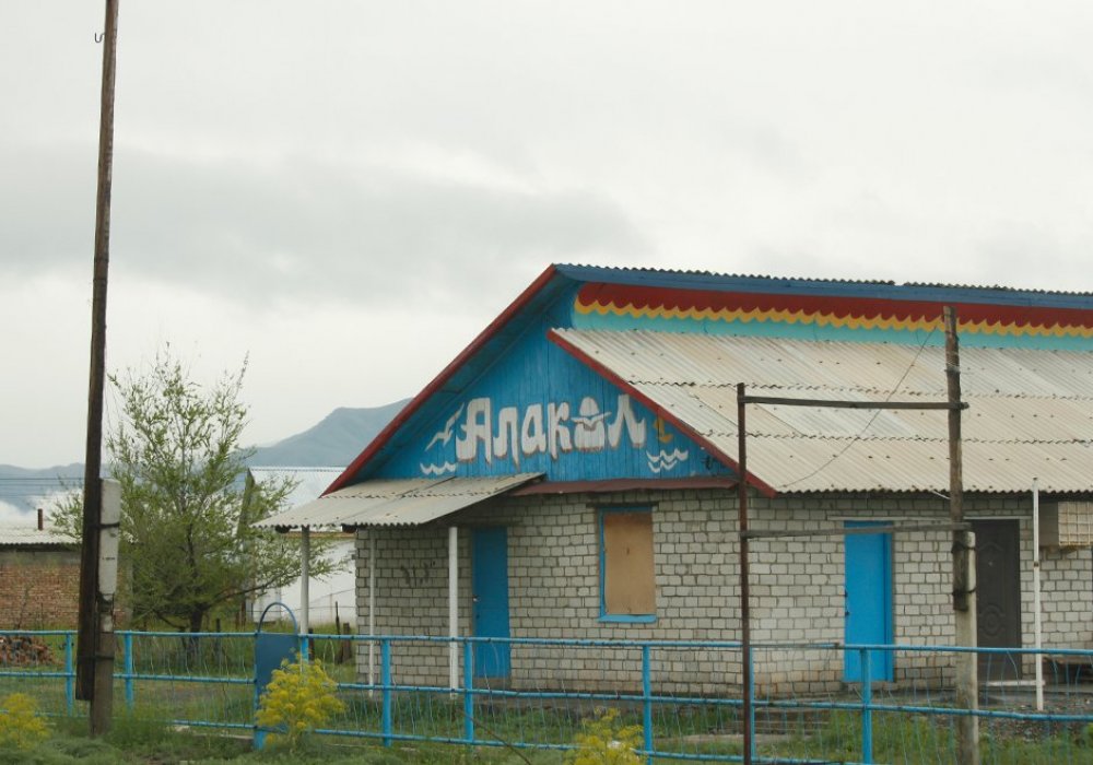 Здесь можно найти пансионат на любой кошелек. Цены начинаются от трех тысяч тенге. Фото Роза Есенкулова