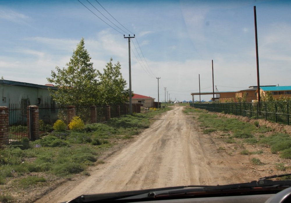 По словам руководителя отдела предпринимательства Алакольского района Даулета Жуандыкова, с июня из Алматы в Ушарал будет летать самолет авиакомпании "Жетысу", стоимость билетов - 12 тысяч тенге. Фото Роза Есенкулова