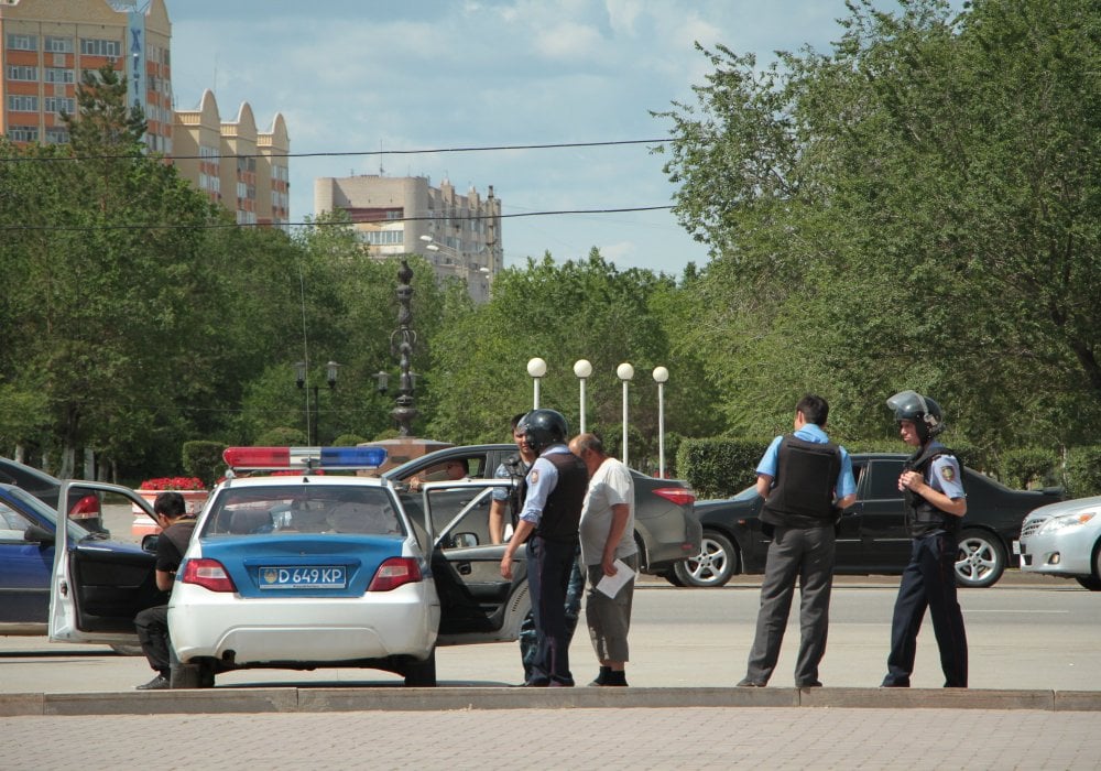 Гражданскую панихиду по погибшим охраняет полиция.