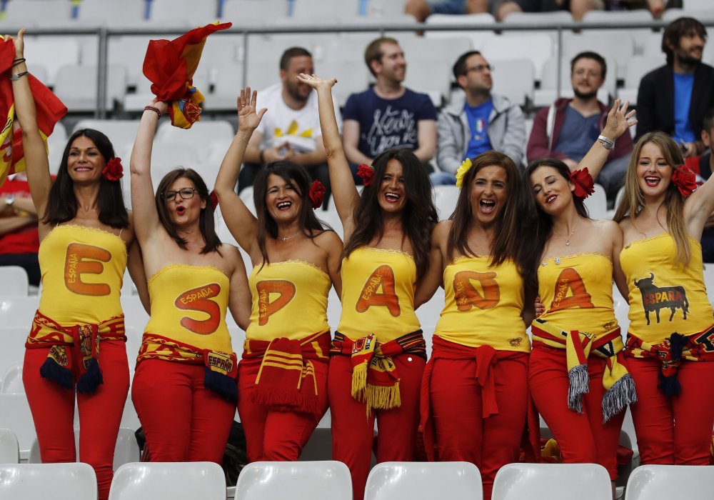 Болельщицы действующих чемпионов Европы. Совсем скоро мы узнаем, кто отпразднует победу на этот раз. Каковы ваши предположения? Пишите в комментариях!