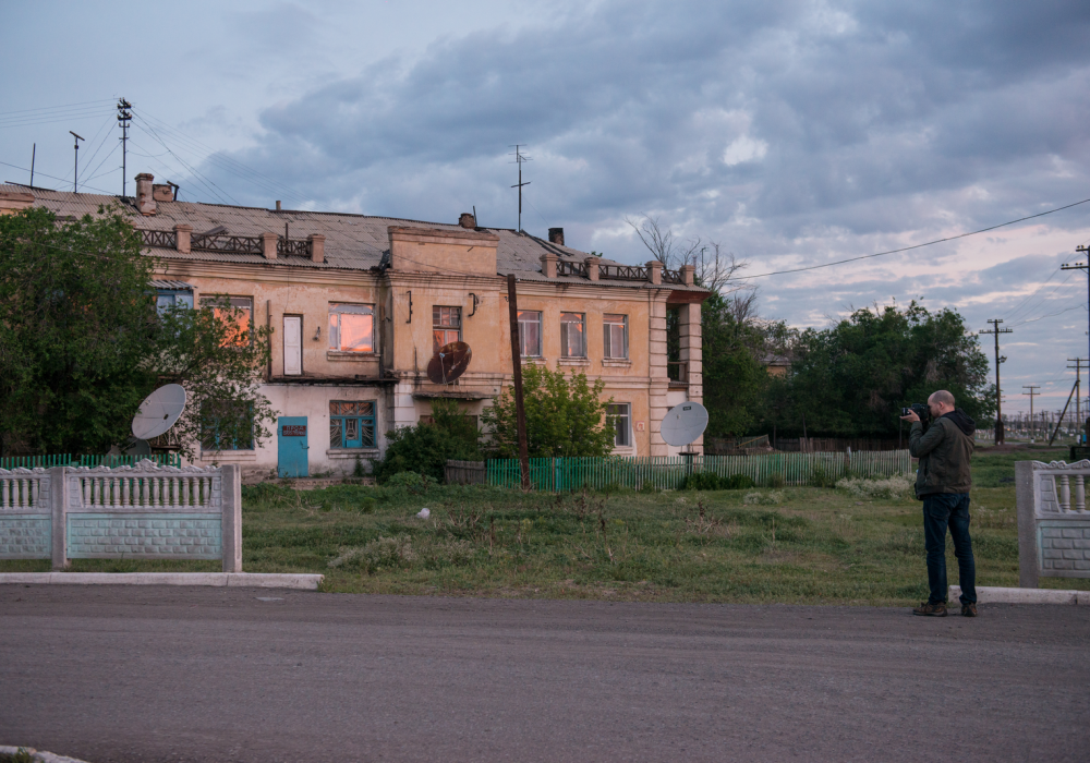 "Люди очень зависят от космоса, вот взять например эти антенны на домах - в прямом смысле это связь с космосом", - делится своими мыслями Эндрю.
