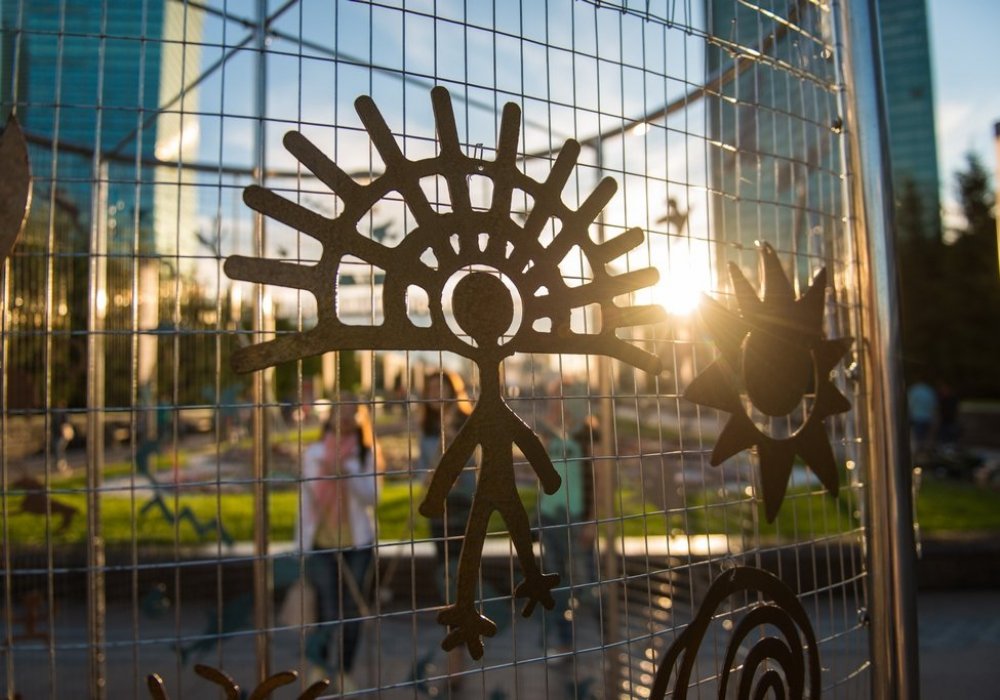 Это уже второй Art Fest. В 2015 году в мероприятии приняли участие более 60 представителей творческих профессий и более 300 тысяч зрителей.