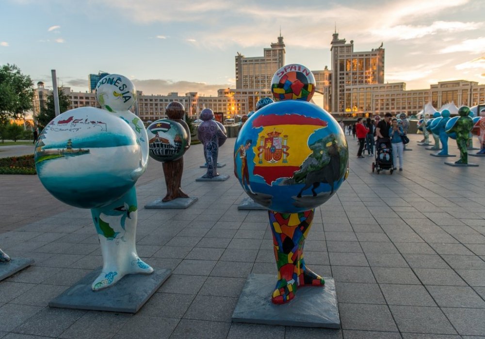 "EXPO-человечки", как их называют художники, держат в руках огромный шар. По творческой задумке – это аллегория нашего мира, означающая, что каждый держит мир в своих руках.