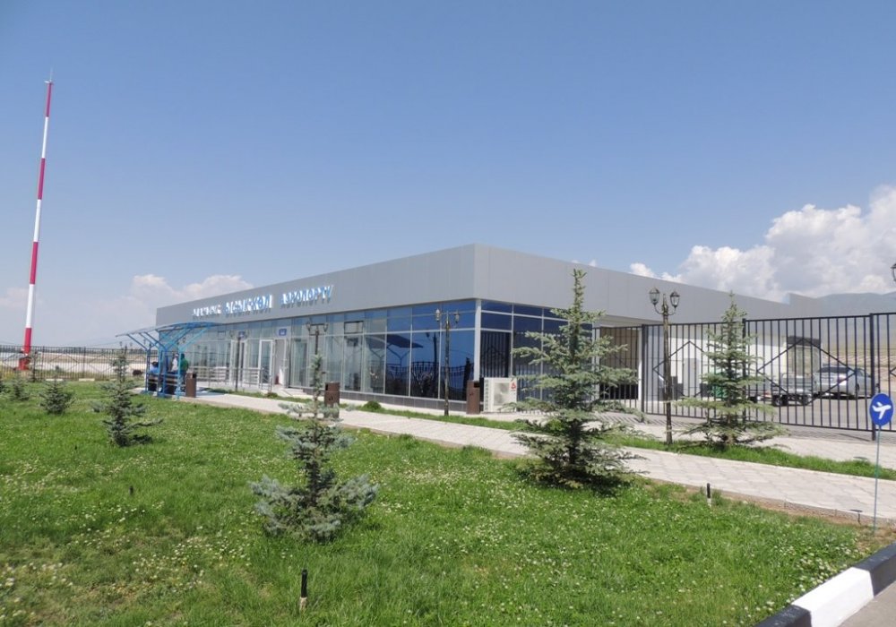 Но стоимость авиаперелета в отличие от расходов на поездку на автомобиле выше почти в два раза. Хоть для авиапассажиров кыргызские чиновники подсуетились. Аэропорт “Иссык-Куль” был реконструирован, значительно расширена взлетно-посадочная полоса. Теперь авиагавань может принимать и современные воздушные судна. 