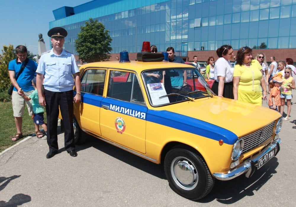 А здесь ВАЗ-2101. На службу в милицию "Жигули" начали поступать с 1971 года практически в таком же виде, что и для граждан.