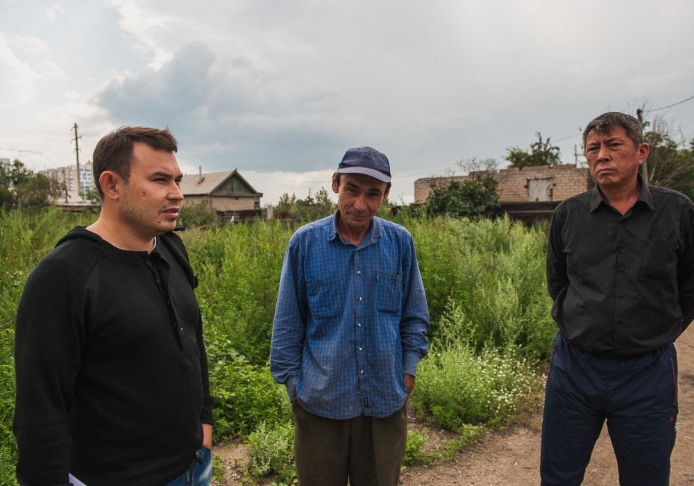 "Сказали, не сажайте огороды, снесут...", - подтвердил сосед Ергали. "Что касается сноса, то нам говорили про следующий год - 2017-й, весной, скорее всего, это будет", - предполагает Спартак. 