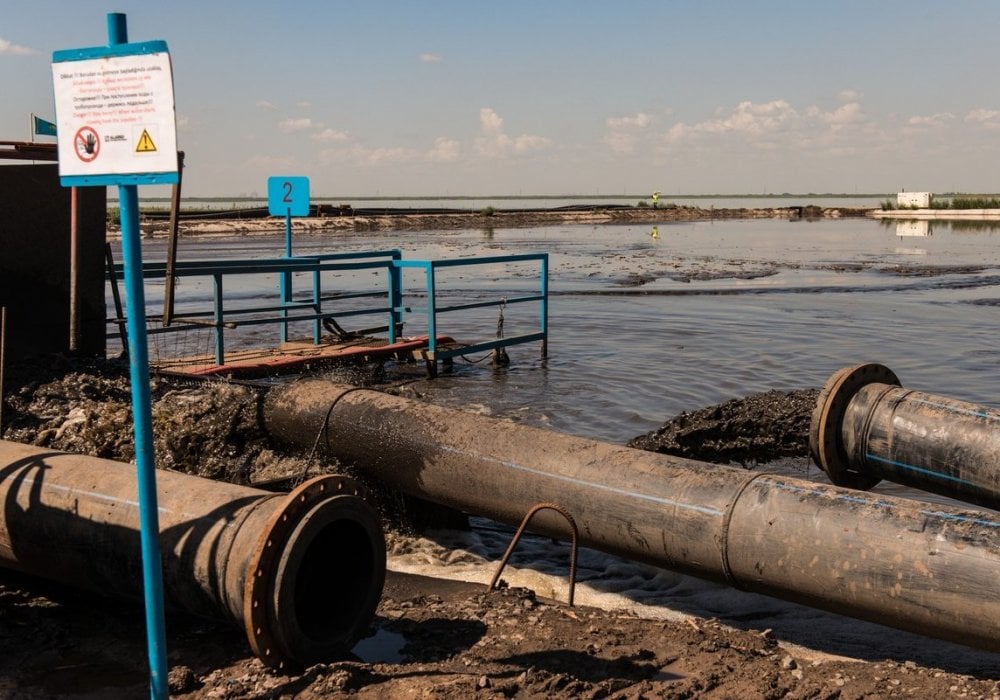 Несмотря на окрас воды, никакого неприятного запаха, вопреки всем ожиданиям, нет.