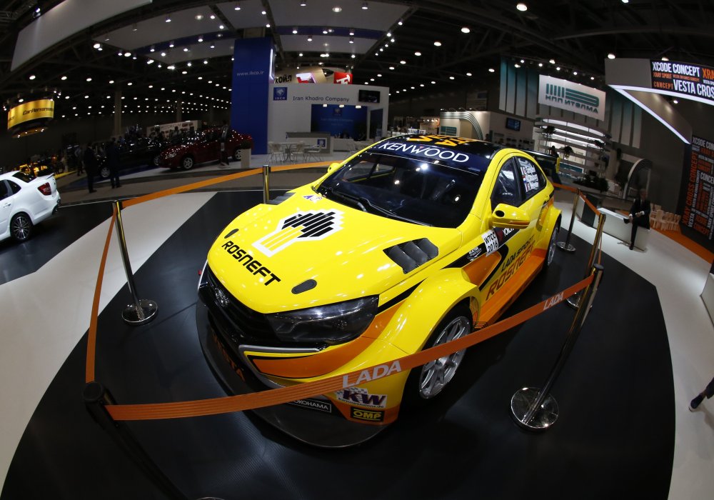 Эта LADA Vesta была специально сделана для чемпионата в кузовном классе WTCC. Спорткар оснащен 1,6-литровым турбомотором мощностью 380 лошадиных сил. Двигатель развивает 440 Нм крутящего момента, который передается на колеса через 6-ступенчатую секвентальную коробку передач. 