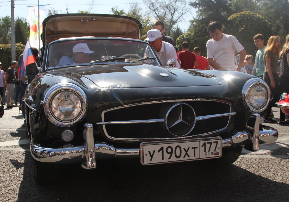 Mercedes-Benz 190SL привезли из Москвы. "Его называли "короткий". Машина легкая, это, наверное, обусловило ее спортивный характер. Машина, в принципе, динамичная", - говорит хозяин Михаил Вагин