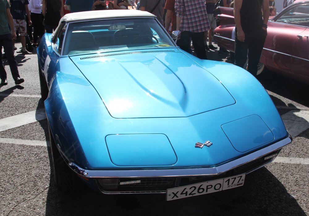 А вот еще одна машина для любителей скорости из прошлого - Chevrolet Corvette Stingray