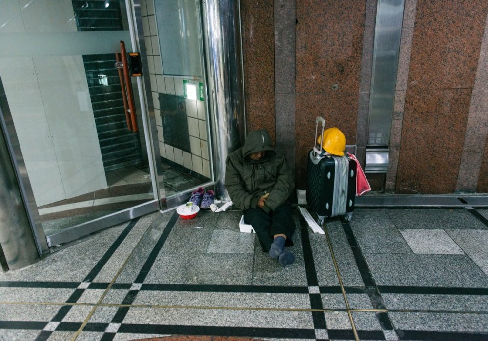 Но они есть. Причем, судя по внешнему виду и вещам, такое впечатление, что у всех у них есть работа, но по какой-то причине они ночуют в метро.